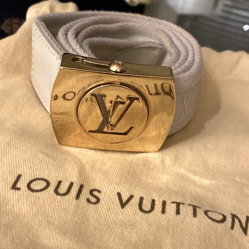 Louis Vuitton belt (cream w gold hardware)😍
